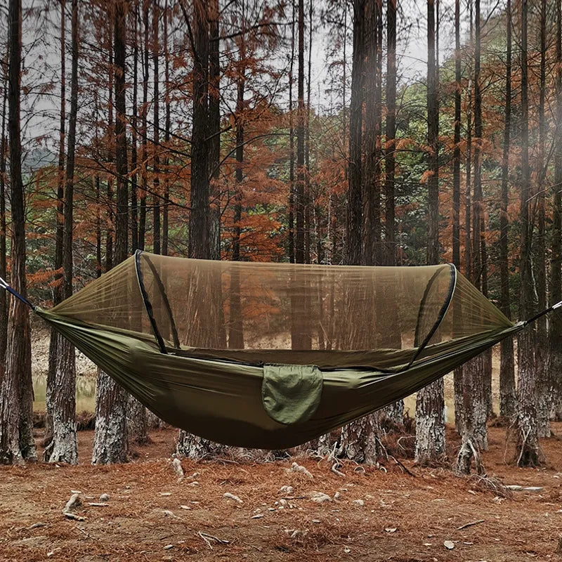 "Outdoor-Hängematte mit Moskitonetz, strapazierfähiger 210T Fallschirmstoff, entspannend, in grün im Garten hängend"