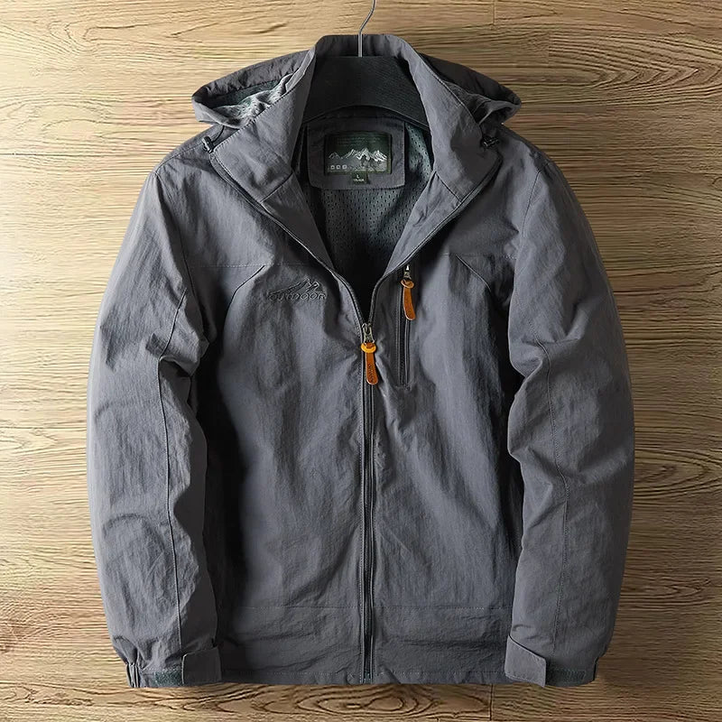 Outdoorjacke Vorderansicht in Blau, wasserdicht, atmungsaktiv, ideal für Camping & Wandern, vielseitig und langlebig.