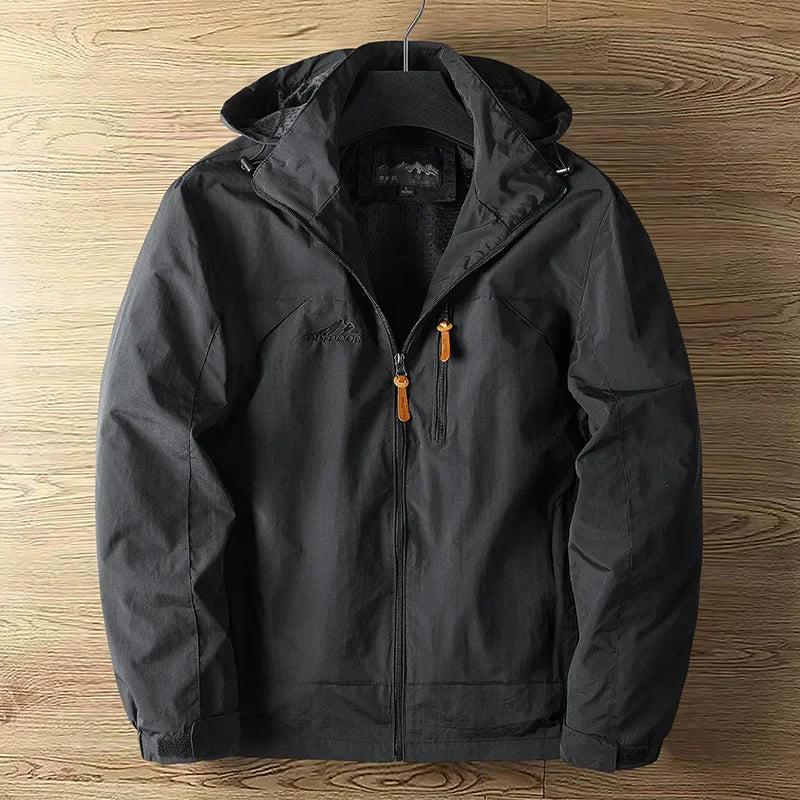 Outdoorjacke Vorderansicht in Blau, wasserdicht, atmungsaktiv, ideal für Camping & Wandern, vielseitig und langlebig.
