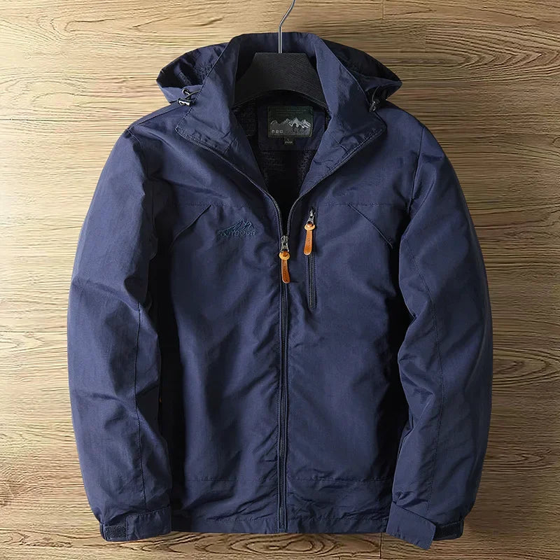 Outdoorjacke Vorderansicht in Blau, wasserdicht, atmungsaktiv, ideal für Camping & Wandern, vielseitig und langlebig.