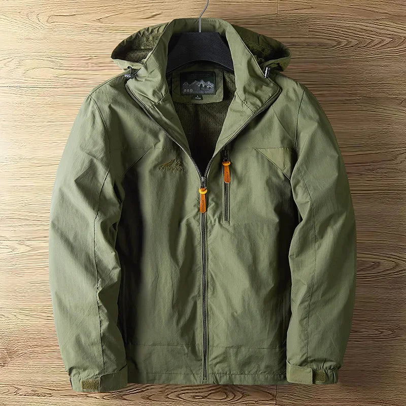 Outdoorjacke Vorderansicht in Blau, wasserdicht, atmungsaktiv, ideal für Camping & Wandern, vielseitig und langlebig.