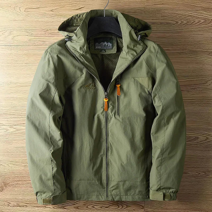 Outdoorjacke Vorderansicht in Blau, wasserdicht, atmungsaktiv, ideal für Camping & Wandern, vielseitig und langlebig.