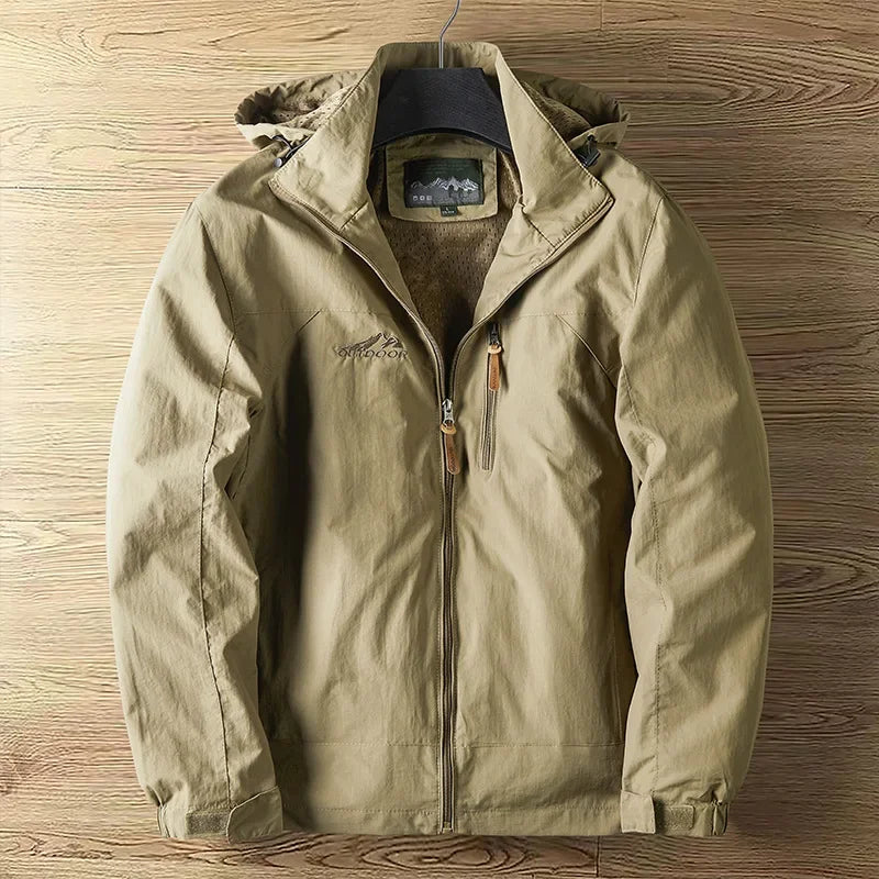 Outdoorjacke Vorderansicht in Blau, wasserdicht, atmungsaktiv, ideal für Camping & Wandern, vielseitig und langlebig.