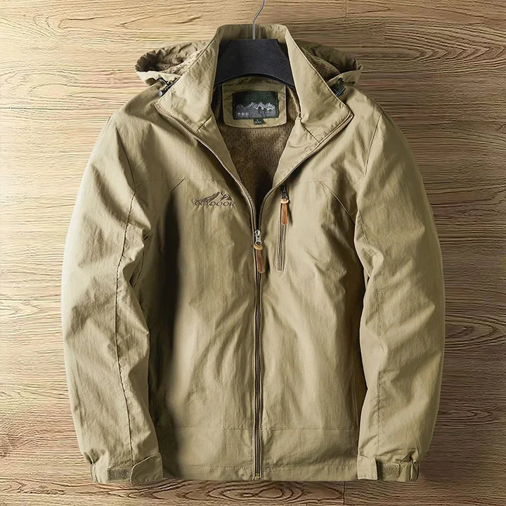 Outdoorjacke Vorderansicht in Blau, wasserdicht, atmungsaktiv, ideal für Camping & Wandern, vielseitig und langlebig.