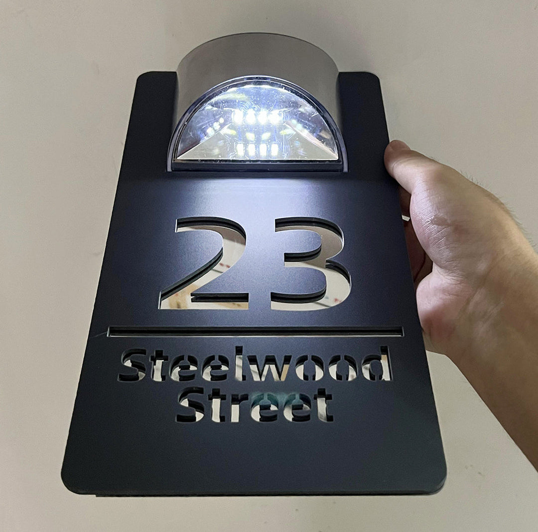 "Personalisierte Solar-LED-Hausnummer, wetterfest, energieeffizient, mit hellen LEDs und klarer Sichtbarkeit bei Nacht."