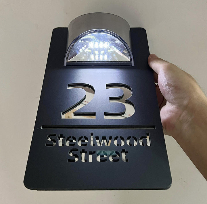 "Personalisierte Solar-LED-Hausnummer, wetterfest, energieeffizient, mit hellen LEDs und klarer Sichtbarkeit bei Nacht."