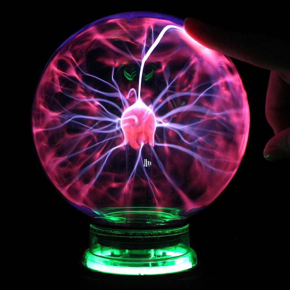 Plasmaball Nachtlicht mit farbigen Plasma-Strahlen in Glaskugel. Ideal als magisches Lichtspiel für jeden Raum.