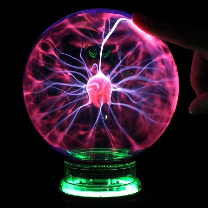 Plasmaball Nachtlicht mit farbigen Plasma-Strahlen in Glaskugel. Ideal als magisches Lichtspiel für jeden Raum.