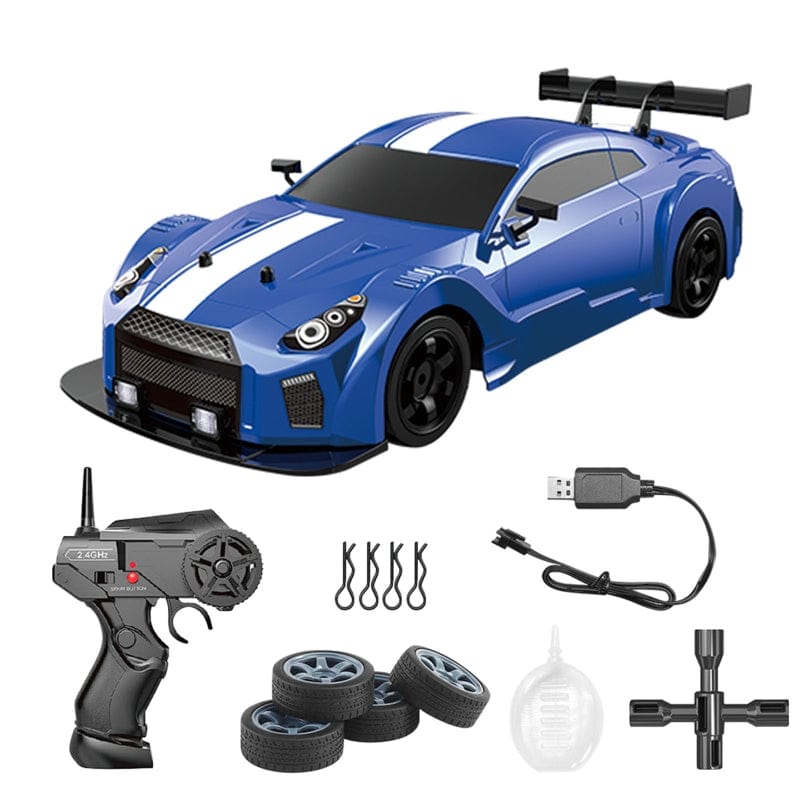 "RC-Driftauto mit Allradantrieb, driftend auf Straße, zeigt schnelle Kurvenfahrt, rote Karosserie, schwarzer Spoiler."