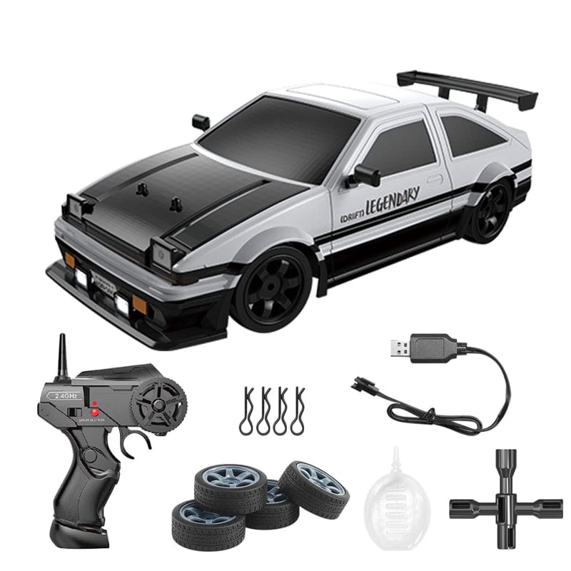 "RC-Driftauto mit Allradantrieb, driftend auf Straße, zeigt schnelle Kurvenfahrt, rote Karosserie, schwarzer Spoiler."