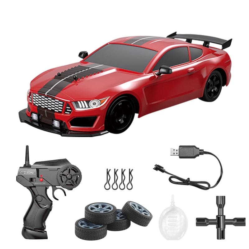 "RC-Driftauto mit Allradantrieb, driftend auf Straße, zeigt schnelle Kurvenfahrt, rote Karosserie, schwarzer Spoiler."
