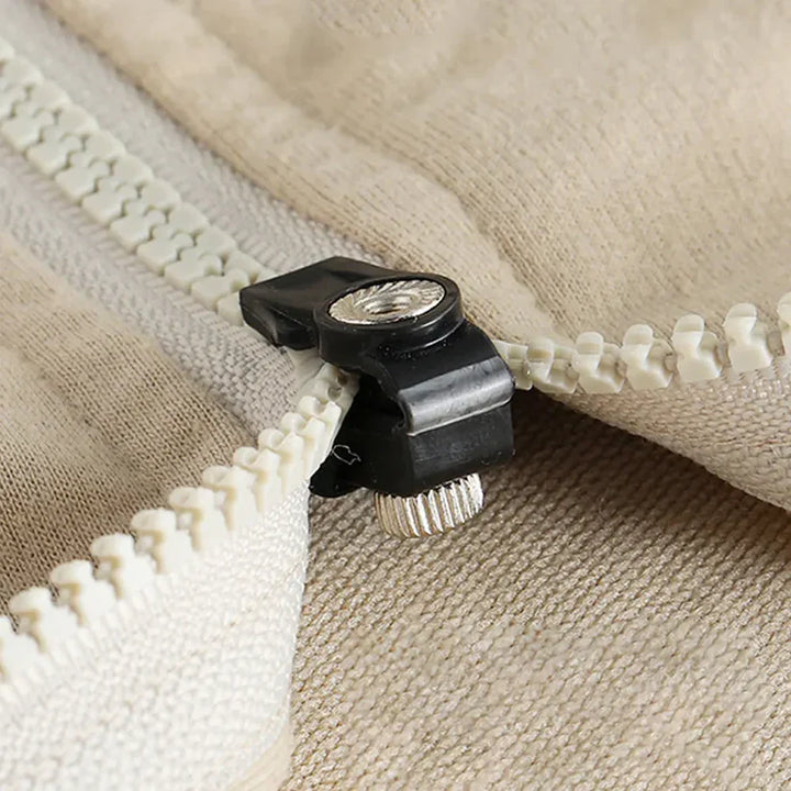 "Reißverschluss-Reparatur-Set mit diversen Werkzeugen auf hellem Hintergrund, ideal für Kleidung und Taschenreparatur."