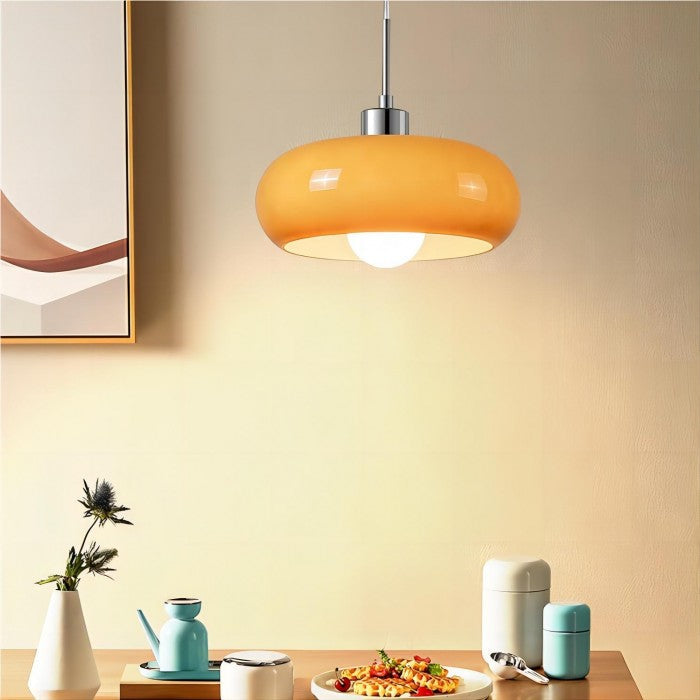 "Retro-Bauhaus Pendelleuchte mit handgefertigtem, modellierten Glasschirm, ideal für elegante Lichtakzente im Raum."