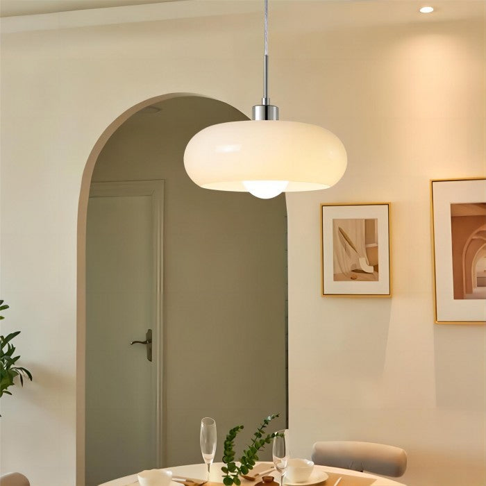 "Retro-Bauhaus Pendelleuchte mit handgefertigtem, modellierten Glasschirm, ideal für elegante Lichtakzente im Raum."