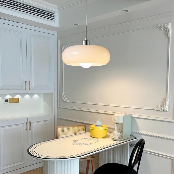 "Retro-Bauhaus Pendelleuchte mit handgefertigtem, modellierten Glasschirm, ideal für elegante Lichtakzente im Raum."