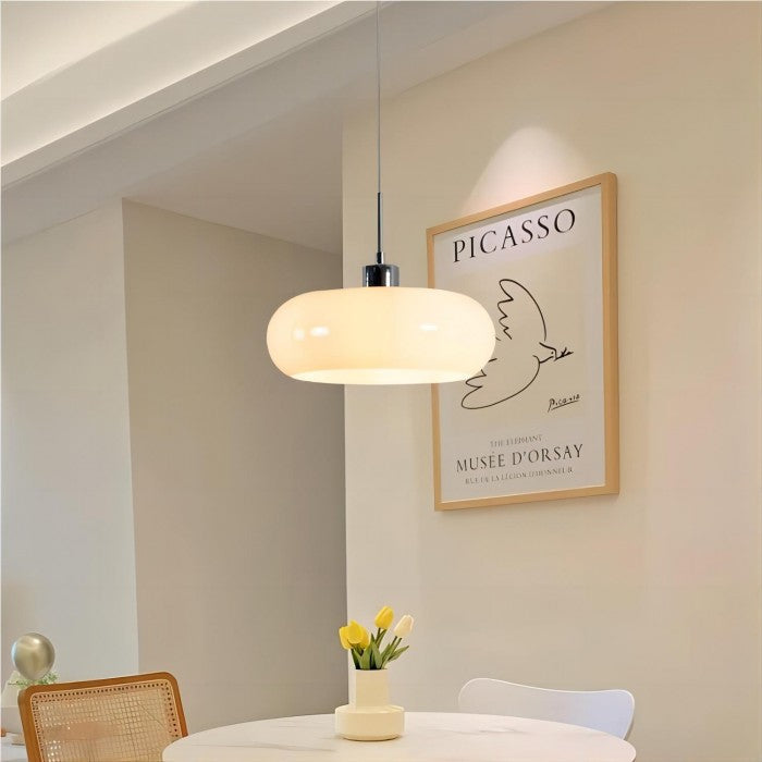 "Retro-Bauhaus Pendelleuchte mit handgefertigtem, modellierten Glasschirm, ideal für elegante Lichtakzente im Raum."