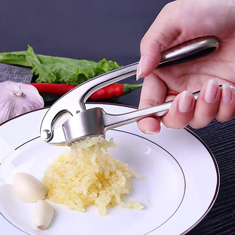Robuste Edelstahl Knoblauchpresse mit ergonomischem Griff, große Kammer, ideal für Küche, einfache Reinigung.