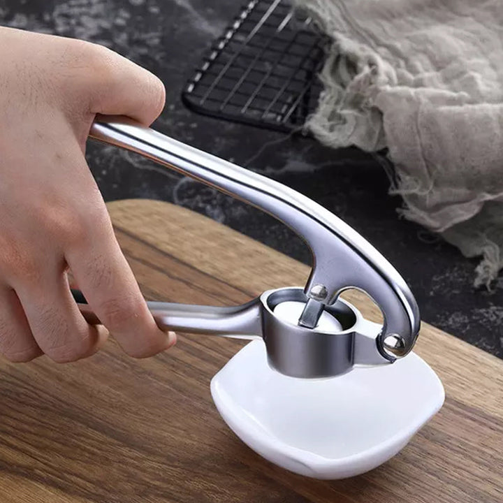 Robuste Edelstahl Knoblauchpresse mit ergonomischem Griff, große Kammer, ideal für Küche, einfache Reinigung.