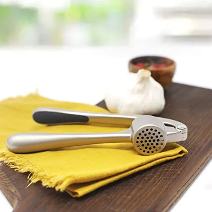 Robuste Edelstahl Knoblauchpresse mit ergonomischem Griff, große Kammer, ideal für Küche, einfache Reinigung.