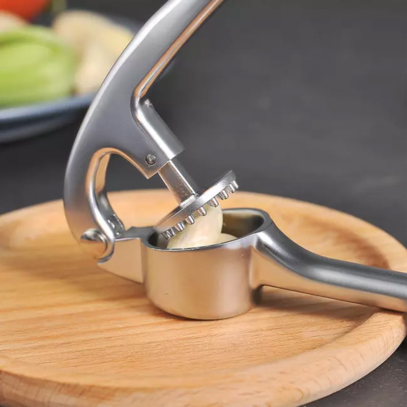 Robuste Edelstahl Knoblauchpresse mit ergonomischem Griff, große Kammer, ideal für Küche, einfache Reinigung.