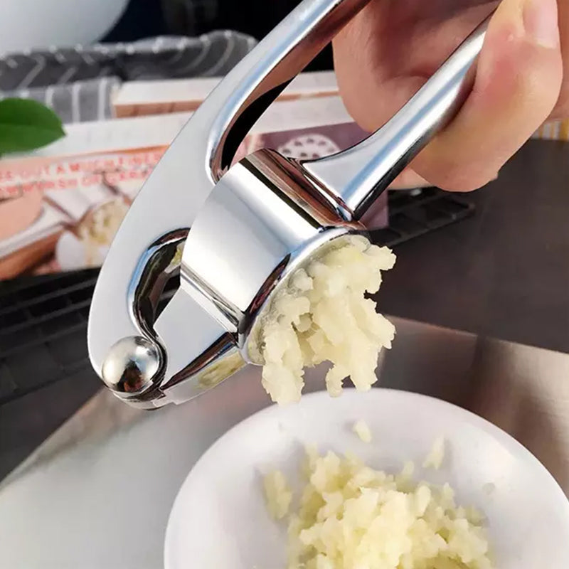 Robuste Edelstahl Knoblauchpresse mit ergonomischem Griff, große Kammer, ideal für Küche, einfache Reinigung.