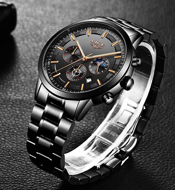 Robuste Militär-Uhr mit schwarzem Zifferblatt, robustem Stahlgehäuse und strapazierfähigem Armband für stilvolle Männer.