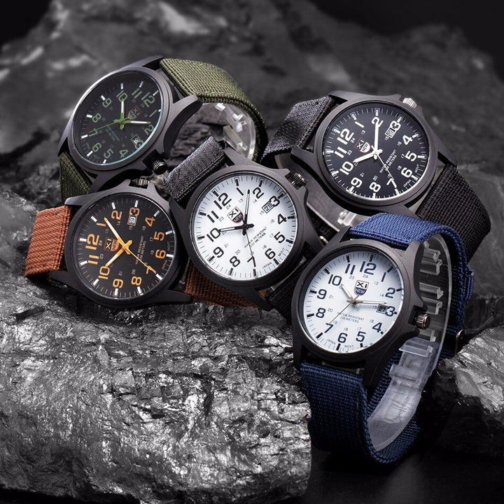 Robuste taktische Armee Uhr mit Edelstahlgehäuse, Silikonarmband, in Schwarz. Ideal für Outdoor-Aktivitäten.
