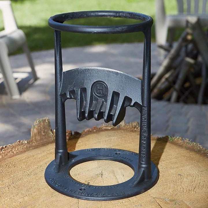 Robuster Holzspalter aus Stahl für sicheres Holzspalten mit stabiler Befestigung, ideal für Gartenarbeiten und Camping.