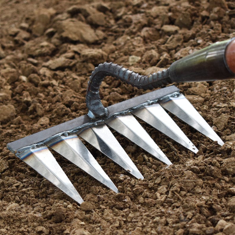 Robuster Unkrautentferner aus Eisen mit scharfen Zähnen, ideal für effektive Gartenpflege und einfaches Unkrautentfernen.