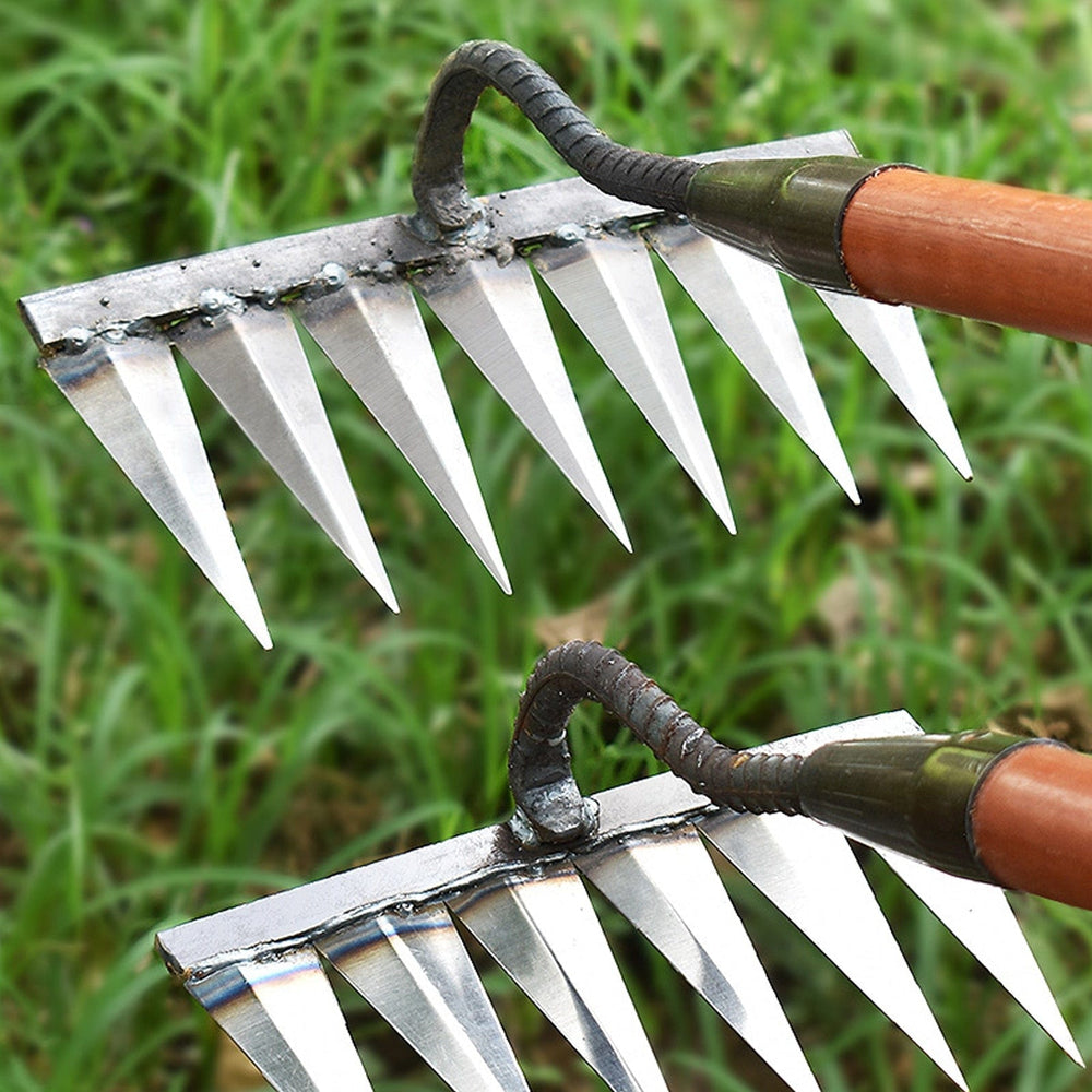 Robuster Unkrautentferner aus Eisen mit scharfen Zähnen, ideal für effektive Gartenpflege und einfaches Unkrautentfernen.