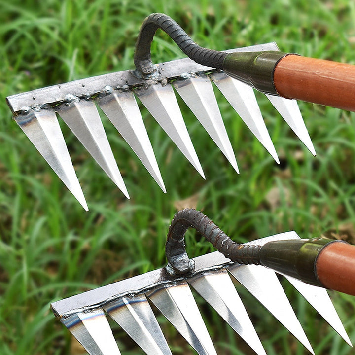 Robuster Unkrautentferner aus Eisen mit scharfen Zähnen, ideal für effektive Gartenpflege und einfaches Unkrautentfernen.