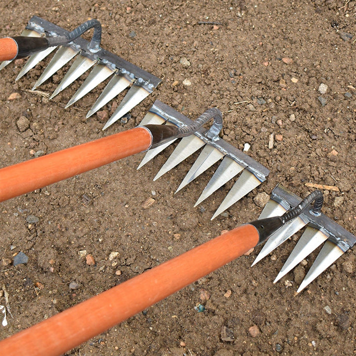 Robuster Unkrautentferner aus Eisen mit scharfen Zähnen, ideal für effektive Gartenpflege und einfaches Unkrautentfernen.