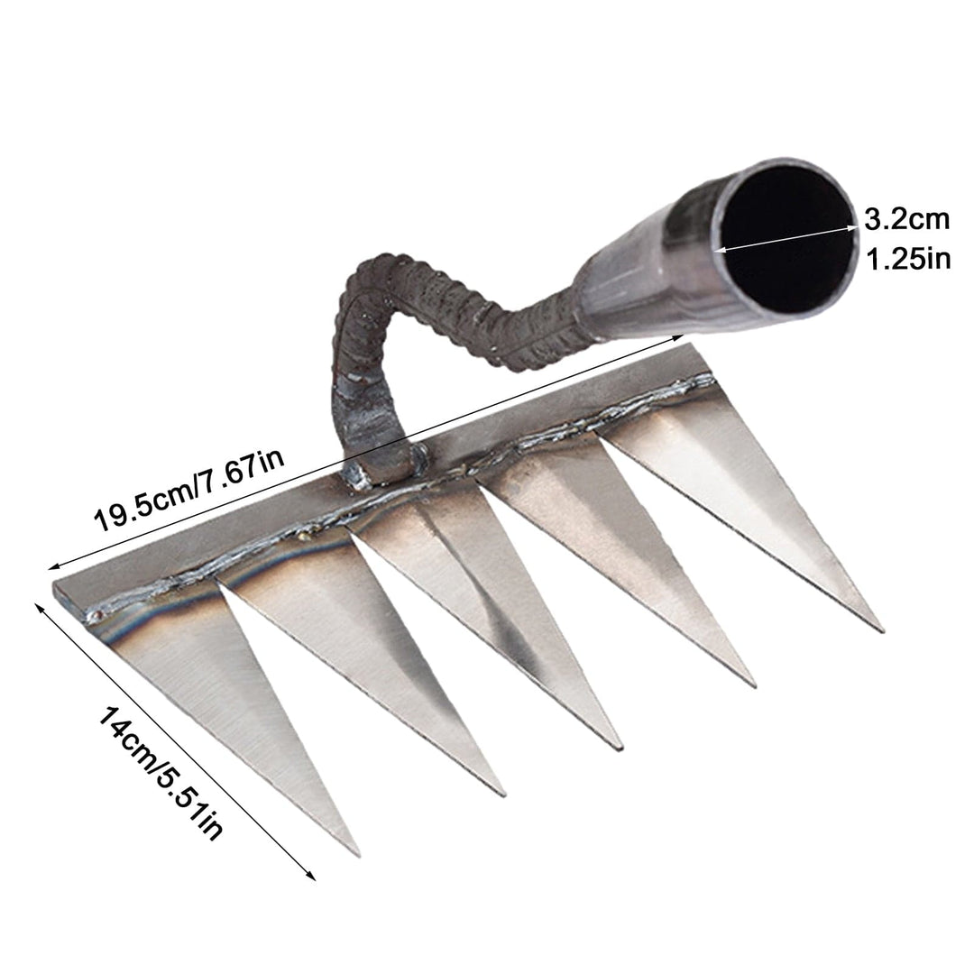 Robuster Unkrautentferner aus Eisen mit scharfen Zähnen, ideal für effektive Gartenpflege und einfaches Unkrautentfernen.