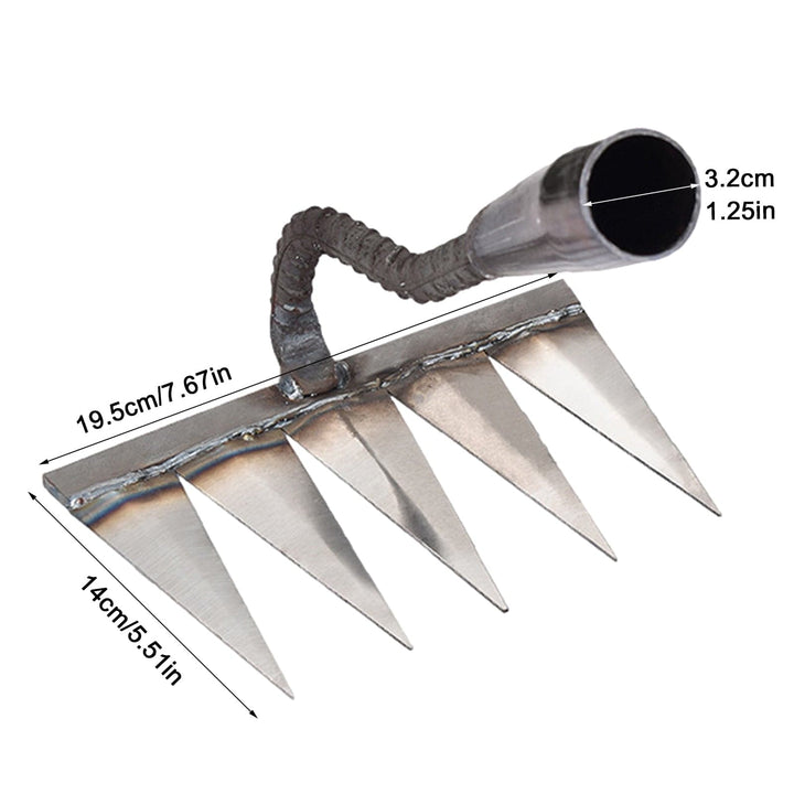 Robuster Unkrautentferner aus Eisen mit scharfen Zähnen, ideal für effektive Gartenpflege und einfaches Unkrautentfernen.