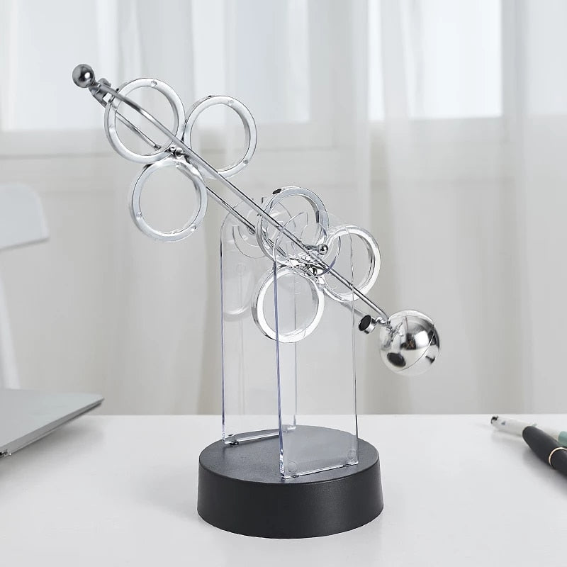 Rotierendes Perpetuum Mobile-Pendel, dekoratives Ornament mit edlem Doppel-Dreifachring-Design, still und hypnotisch.
