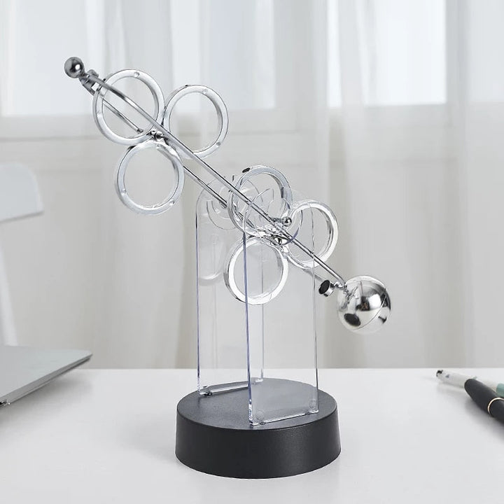 Rotierendes Perpetuum Mobile-Pendel, dekoratives Ornament mit edlem Doppel-Dreifachring-Design, still und hypnotisch.