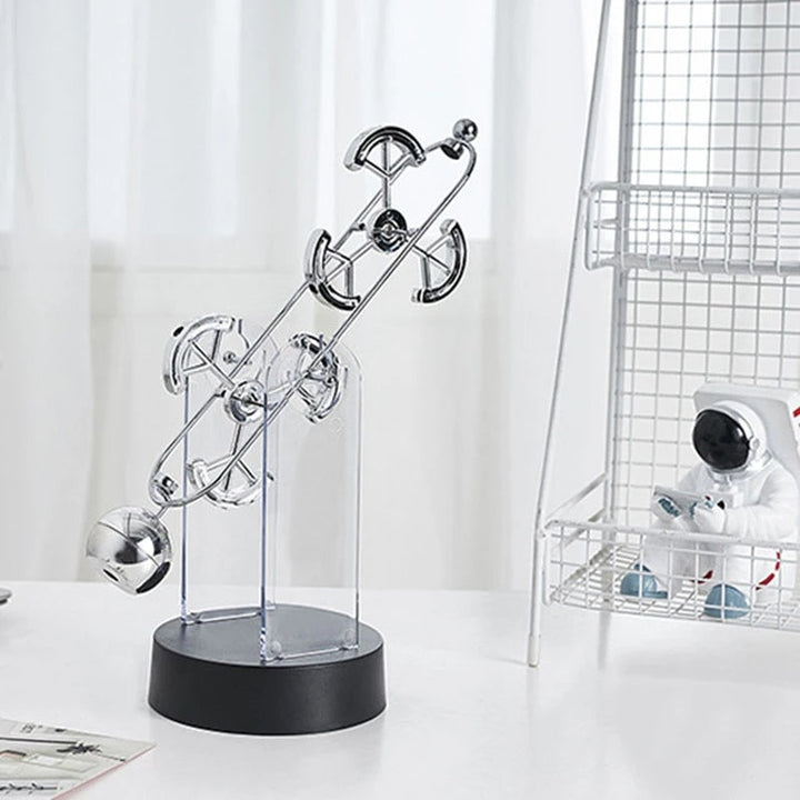 Rotierendes Perpetuum Mobile-Pendel, dekoratives Ornament mit edlem Doppel-Dreifachring-Design, still und hypnotisch.