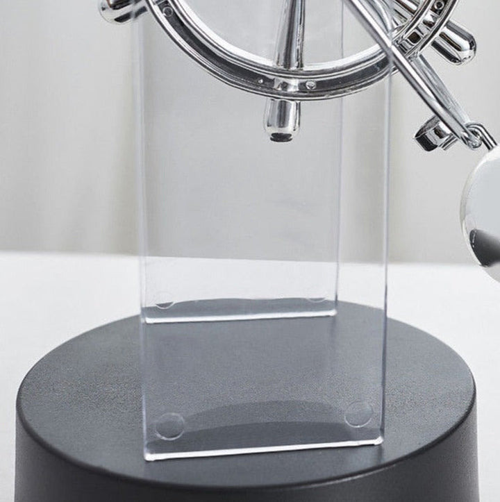 Rotierendes Perpetuum Mobile-Pendel, dekoratives Ornament mit edlem Doppel-Dreifachring-Design, still und hypnotisch.