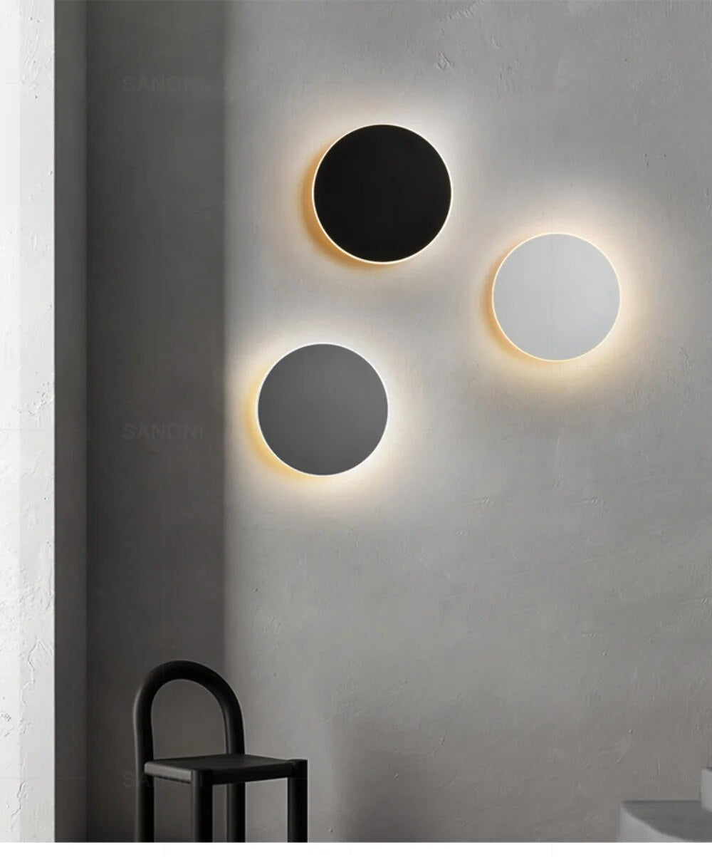 Runde, moderne LED-Wandleuchte mit elegantem, minimalistischem Design, ideal für stilvolle Innenraumbeleuchtung.