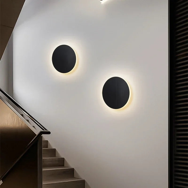 Runde, moderne LED-Wandleuchte mit elegantem, minimalistischem Design, ideal für stilvolle Innenraumbeleuchtung.