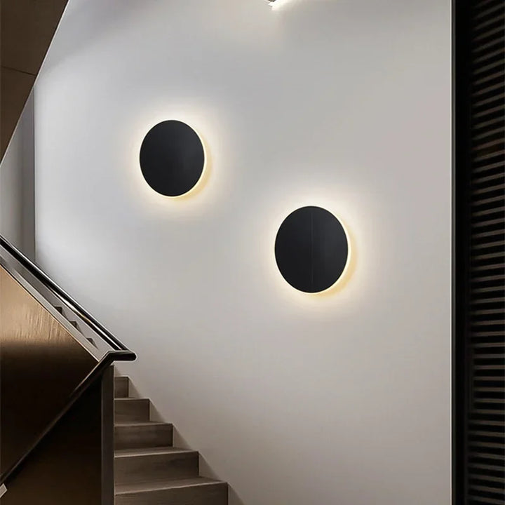 Runde, moderne LED-Wandleuchte mit elegantem, minimalistischem Design, ideal für stilvolle Innenraumbeleuchtung.