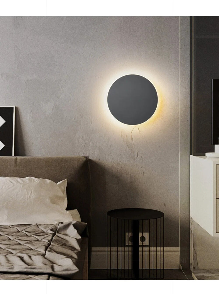 Runde, moderne LED-Wandleuchte mit elegantem, minimalistischem Design, ideal für stilvolle Innenraumbeleuchtung.