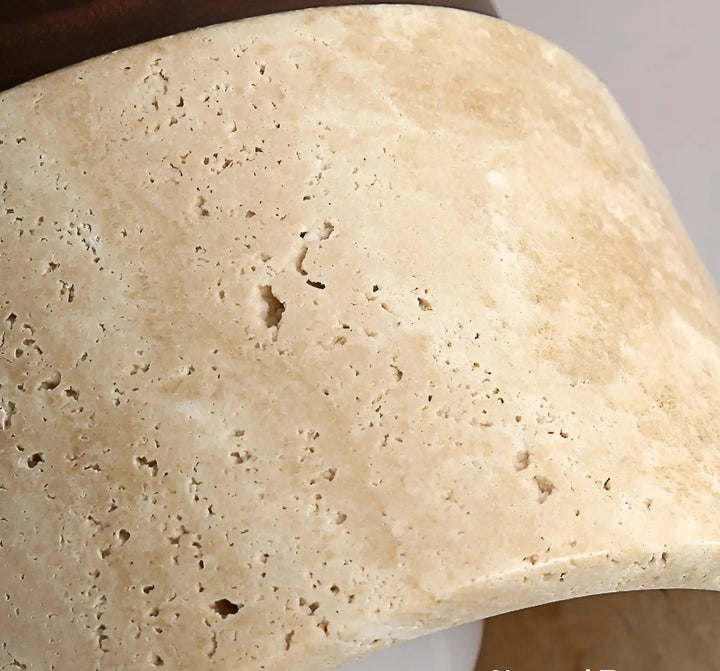 "Rustikale Travertin-Deckenleuchte aus Holz, minimalistisches Wabi-Sabi Design, natürliche und elegante Beleuchtung."