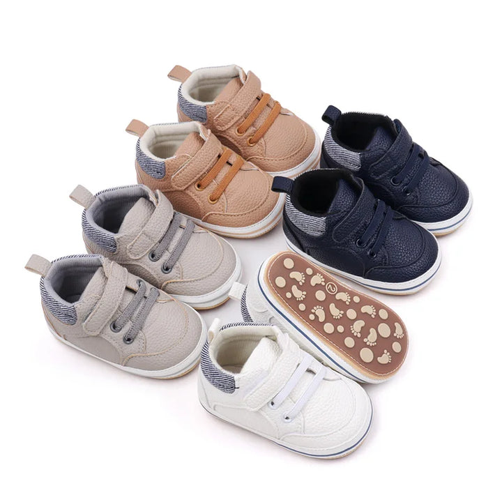 "Rutschfeste Babyschuhe mit Klettverschluss in Blau, weiche Sohle, ideal für erste Schritte, flexibel und atmungsaktiv."