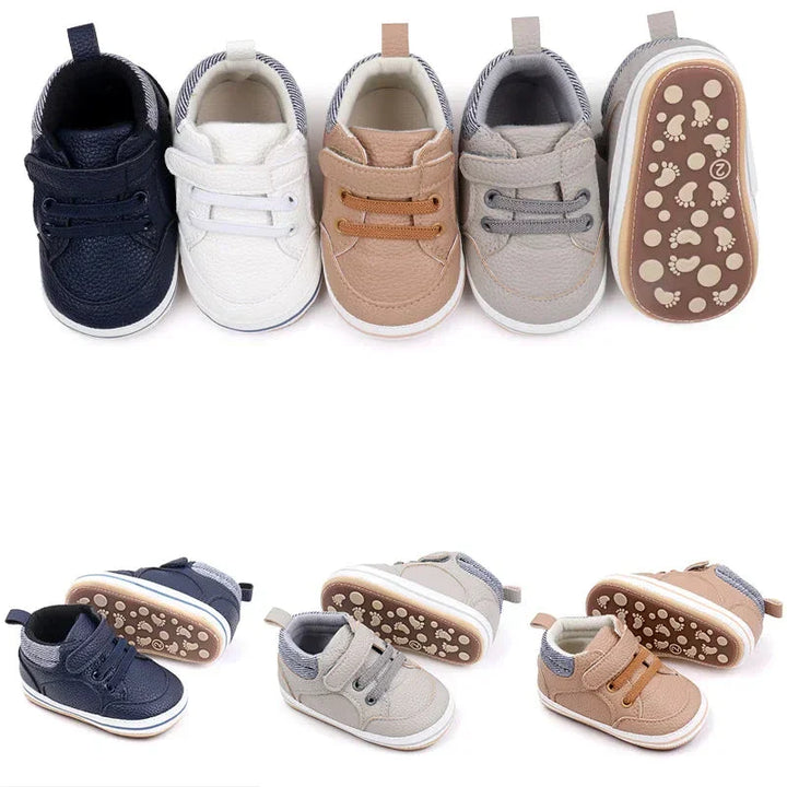 "Rutschfeste Babyschuhe mit Klettverschluss in Blau, weiche Sohle, ideal für erste Schritte, flexibel und atmungsaktiv."