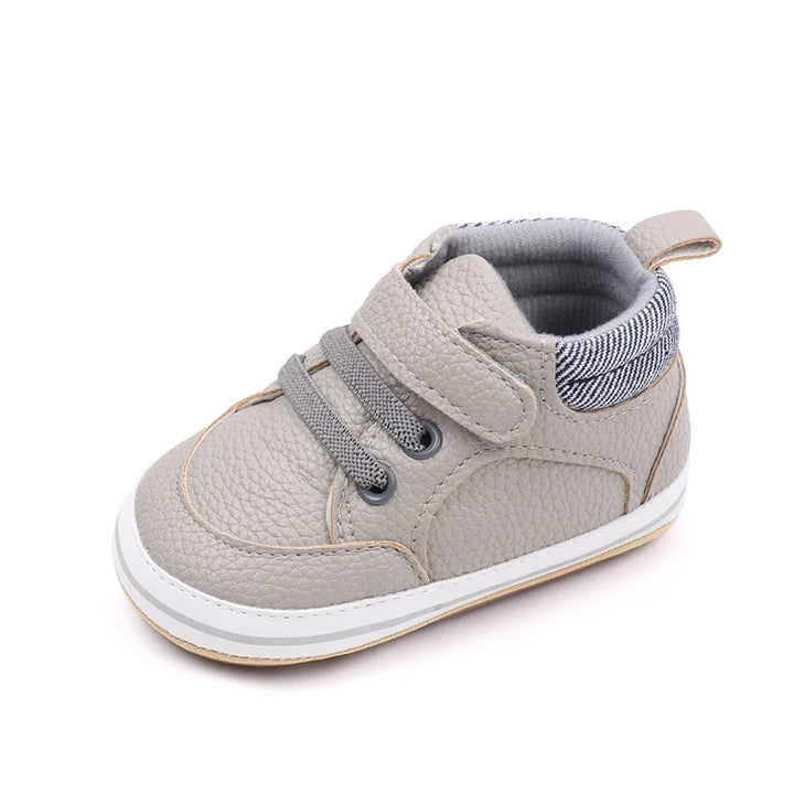"Rutschfeste Babyschuhe mit Klettverschluss in Blau, weiche Sohle, ideal für erste Schritte, flexibel und atmungsaktiv."