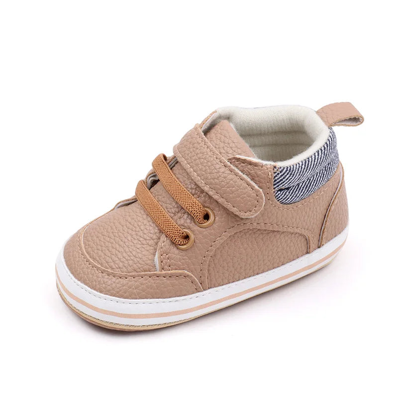 "Rutschfeste Babyschuhe mit Klettverschluss in Blau, weiche Sohle, ideal für erste Schritte, flexibel und atmungsaktiv."