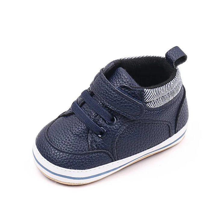 "Rutschfeste Babyschuhe mit Klettverschluss in Blau, weiche Sohle, ideal für erste Schritte, flexibel und atmungsaktiv."