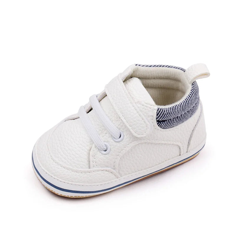 "Rutschfeste Babyschuhe mit Klettverschluss in Blau, weiche Sohle, ideal für erste Schritte, flexibel und atmungsaktiv."