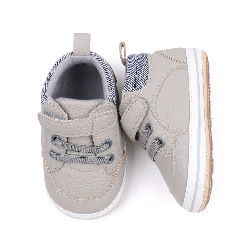 "Rutschfeste Babyschuhe mit Klettverschluss in Blau, weiche Sohle, ideal für erste Schritte, flexibel und atmungsaktiv."